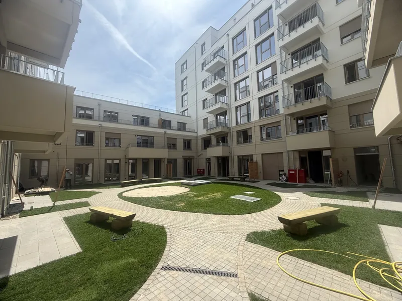Stilvolle 2-Zimmer-Neubauwohnung mit hochwertiger Einbauküche, Balkon und Fußbodenheizung — photo 1